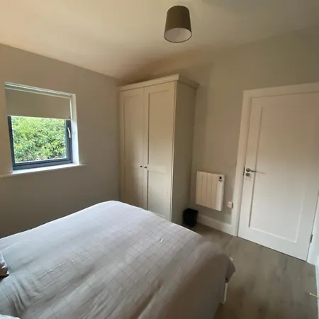 2 Kingsize Bedrooms At Castle View House Apartman *