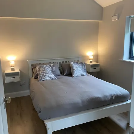 2 Kingsize Bedrooms At Castle View House 골웨이